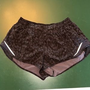 Women’s Lululemon hotty hot shorts 2.5 - size 8